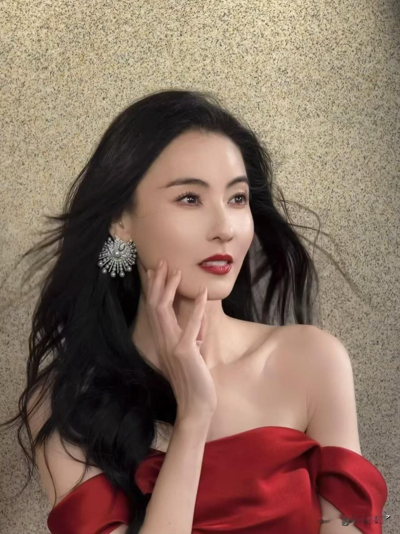 张柏芝新年新照片，黑色大波浪披肩发最严厉的母亲来了