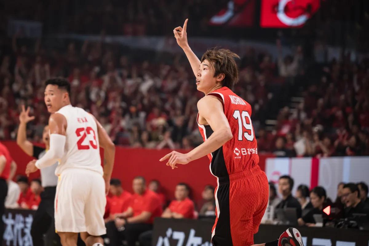 网友指出，这3个裁判并没有吹中国队的几个明显犯规。万能的网友说得挺有意思的，他