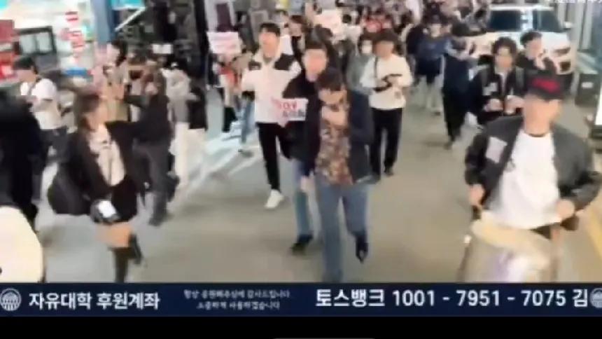 支持“尹永哲”的韩国人上街游行，却将矛头对准当地华人大肆辱骂，连本地记者都看不下