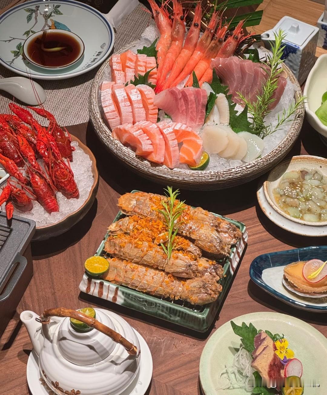 明天5月1号，提前祝友友们五一快乐，晚上去市里跟朋友吃了顿好的，好久没吃自助餐了