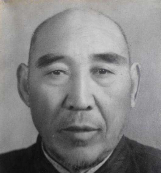 1936年，武术家寇运兴在德国柏林表演武术，遭到芬兰拳击手挑衅，说：我要用拳击挑