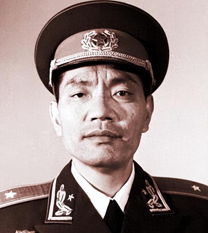1959年将军回乡探亲，正好撞上哥哥带着全家外出要饭，当地官员却个个都是油光满面