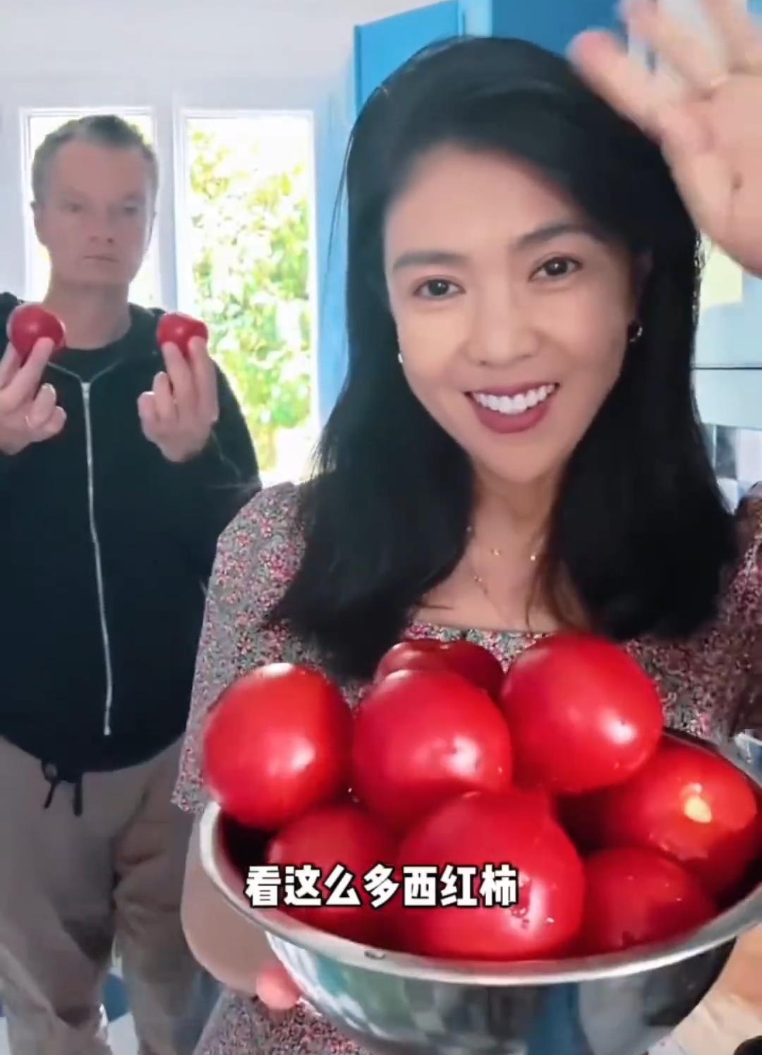 我在时尚圈的朋友说，别看苏芒的丈夫只是法国普通教师，但是她的婚姻给中国时尚业做出
