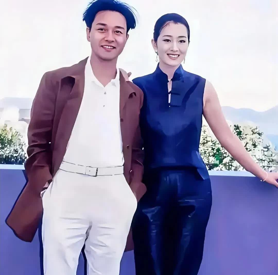 1992年，张国荣和巩俐在北京留下的美好瞬间。张国荣当时37岁，巩俐26岁。