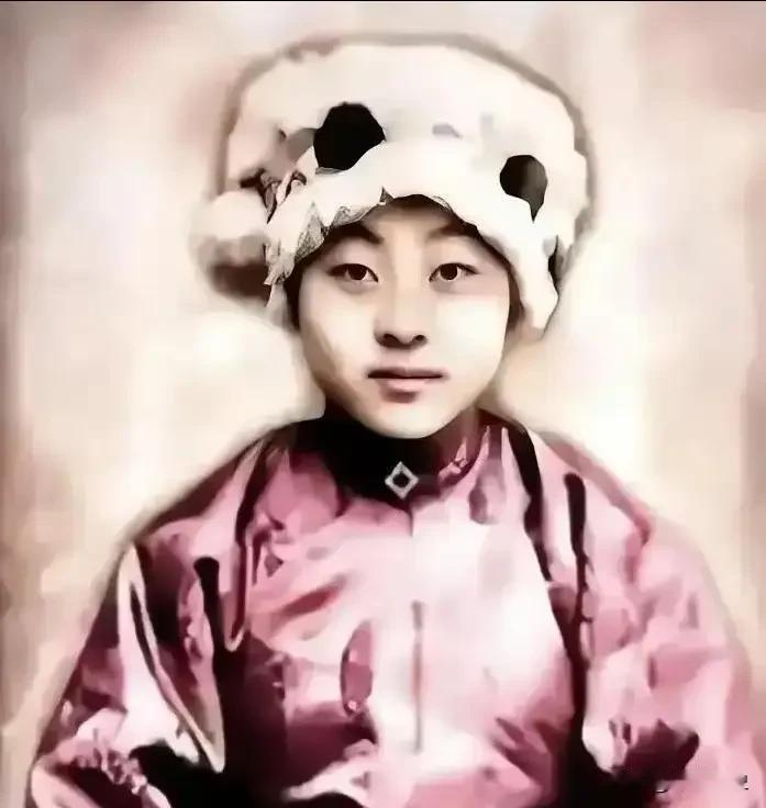 1943年，女土匪吕芪见很多男人垂涎自己的美颜，竟然说：“想和我睡觉不难，我不