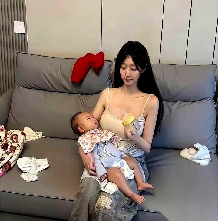 “哐”一声，婆婆把我刚冲好的奶粉，连着奶瓶整个扔进了垃圾桶。孩子在卧室里饿得哇