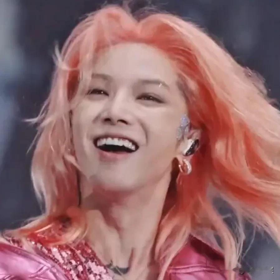 华晨宇，有苦说不出啊！近日，华晨宇在成都的演唱会又登上热搜，不是因为票价太高
