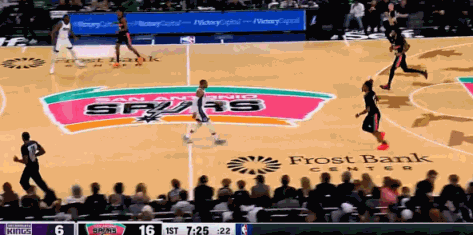 太欺负人了，在马刺139-122大胜国王的比赛中，文班亚马这个球简直太欺负人了，