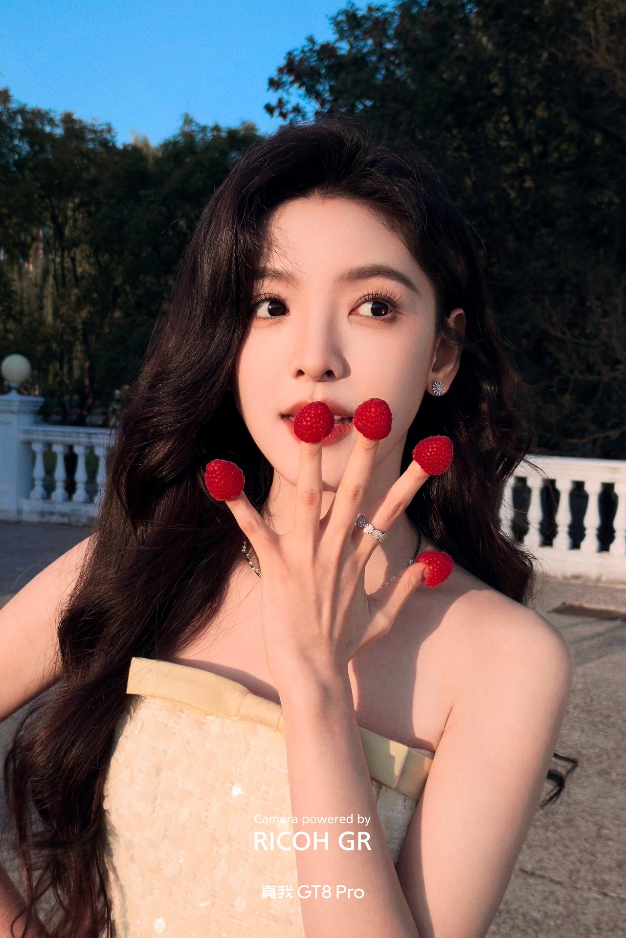 街拍神器真我GT8Pro镜头下的章若楠，真是太美啦，就是理光GR味儿！