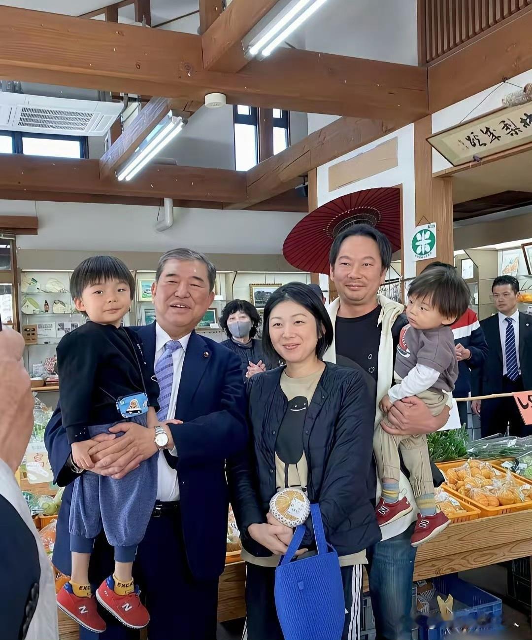 瞧！石破茂的退休生活！当爷爷了，一家人逛超市还不忘拍个全家福照片宣传一下！