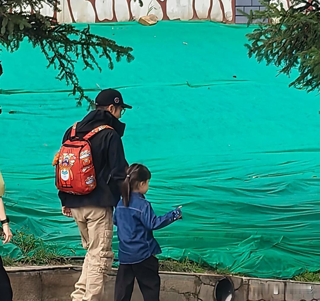 撒贝宁和家人一起到塔尔寺游玩，同行的还有从加拿大前来的岳父岳母，而且还带了两个保