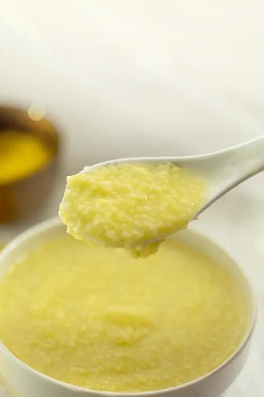 坐月子时，婆婆只给我吃小米粥和鸡蛋，我恨了她两年。直到有次翻到老公小时候的日