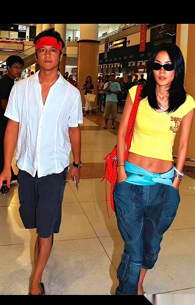 大半夜刷到李亚鹏的直播间，突然有点恍惚。这还是当年那个……娶了王菲的男人吗？