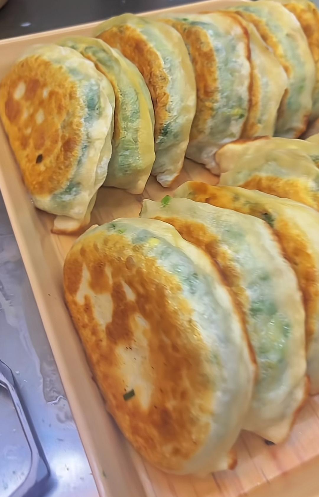 饼香满溢，色香味俱佳。为什么山东，河南和东北这么爱吃韭菜盒子[呲牙笑]配上一碗豆腐