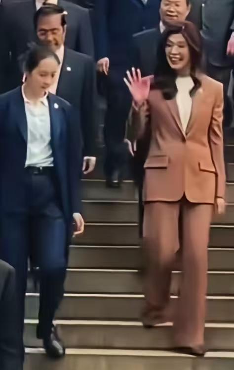 郑主席率团来大陆参观访问期间，中南海的美女保镖敬业精神十足！有人说，这位美女保镖