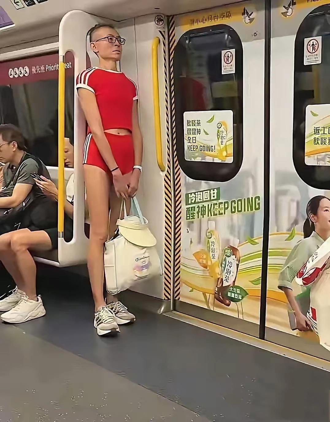 难道他是刚运动回来吗？不然这身穿着，怎么看怎么不伦不类！有人说，这么穿自己不觉得