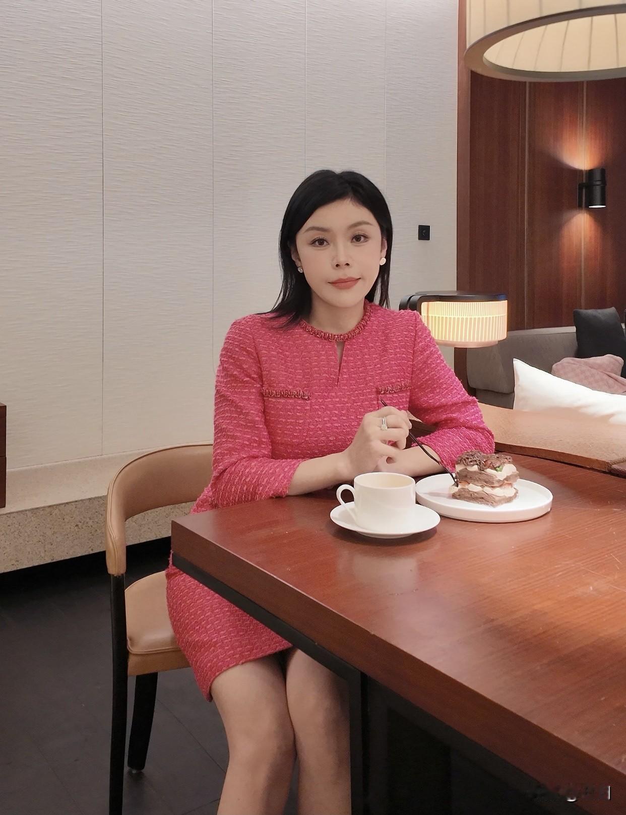 为什么成熟的女人越来越受欢迎成熟女性情绪比较稳定，不会轻易发脾气。