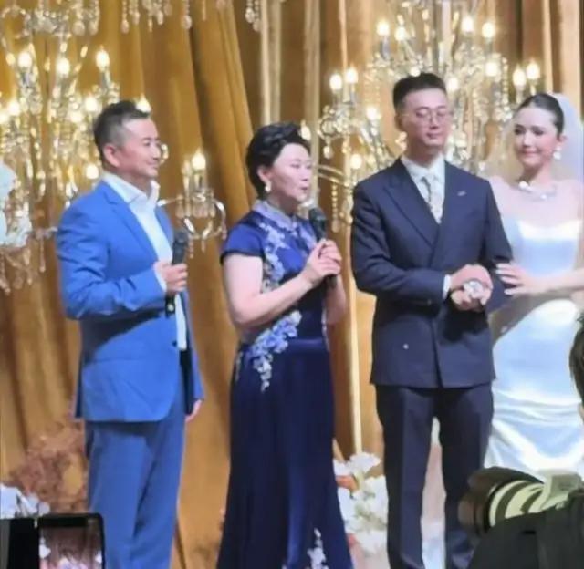 今天娱乐圈最大的新闻估计是刘一水和赵金凤的儿子大婚，赶紧的，都来看看热闹吧。《乡