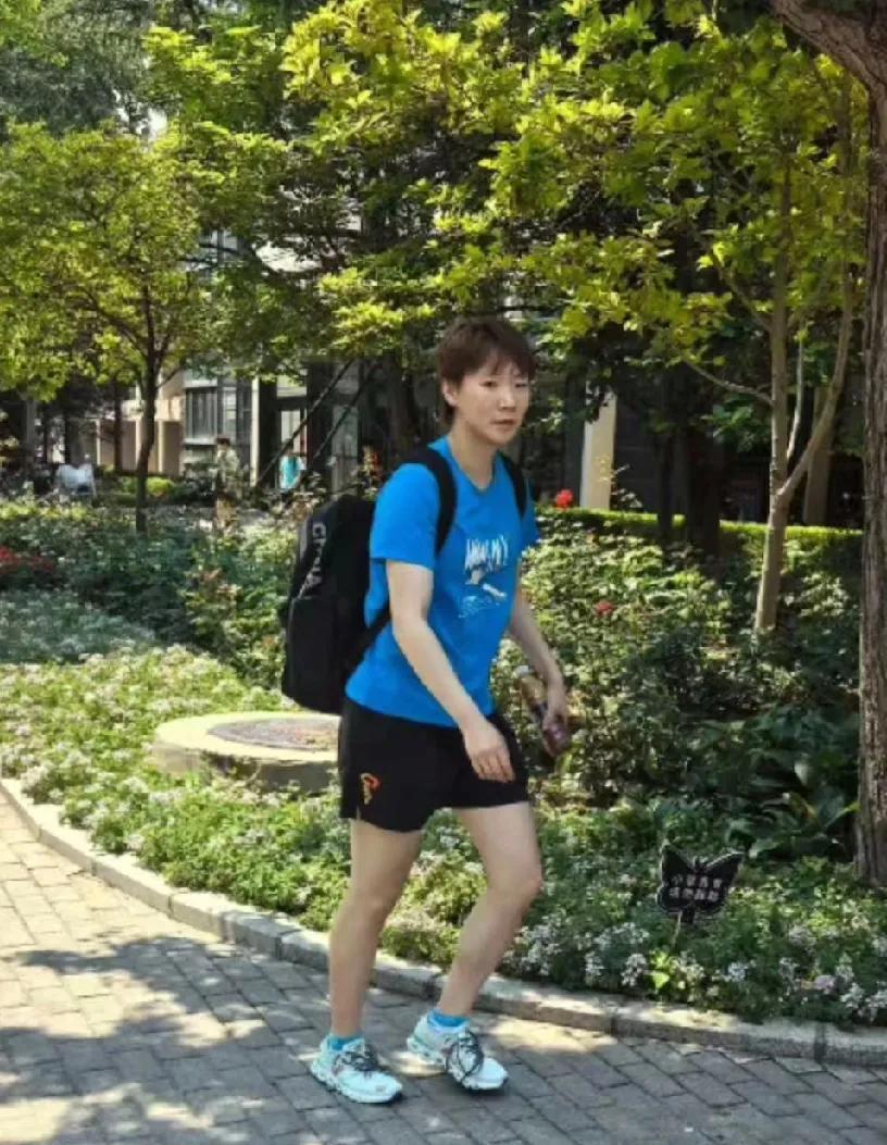 王曼昱北京国家体育总局训练局下训路透。好久不见穿运动服的小曼昱啦！看看这右胳膊