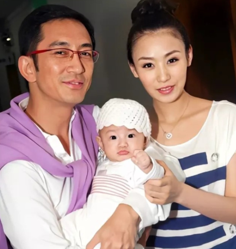 2007年，43岁的吴启华娶了比自己小21岁石洋子，结婚7年近5