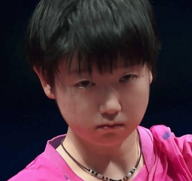 11月22日，孙颖莎在社交平台更新了最新动态，一段文字和一个视频，其中一双精致黑