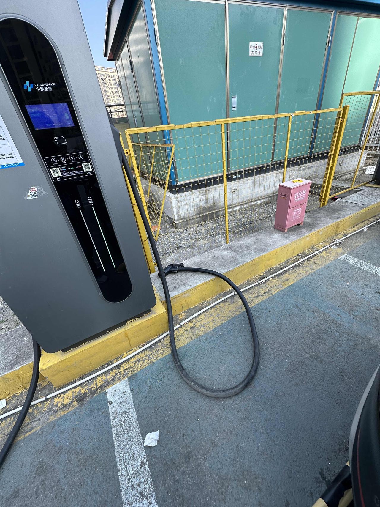 充电桩的计费标准什么时候能改改，就这样丢地上了？？？这种人脑回路究竟是怎么想的，