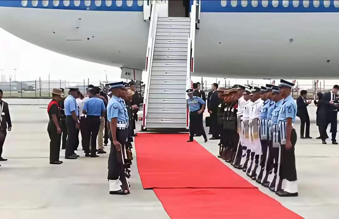 绷不住了，铺个红毯都成了国际笑话，金砖国家会议，印度铺的红毯都是由大小长短不一