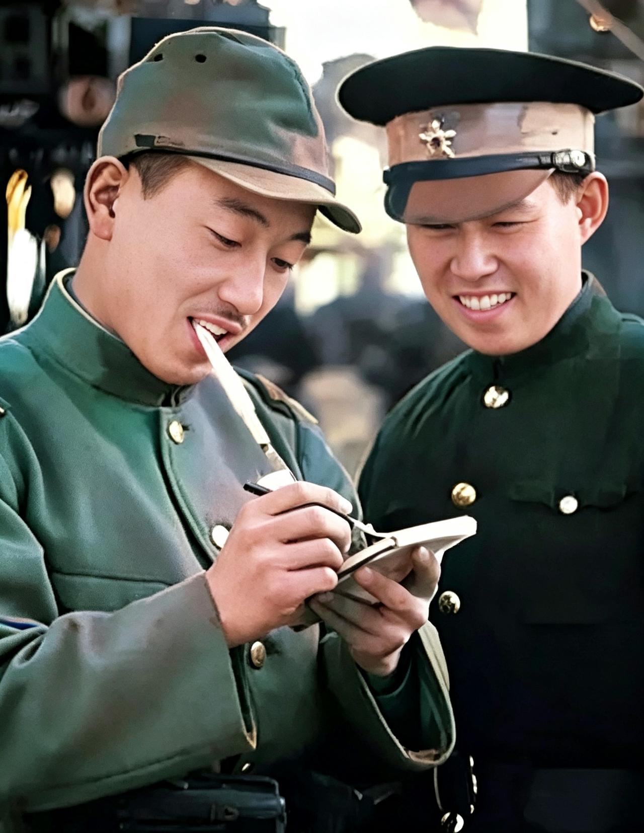 这是抗战时期一名伪警让一名叼着烟卷的日军士兵给自己签名。大量伪警想尽一切办法讨好
