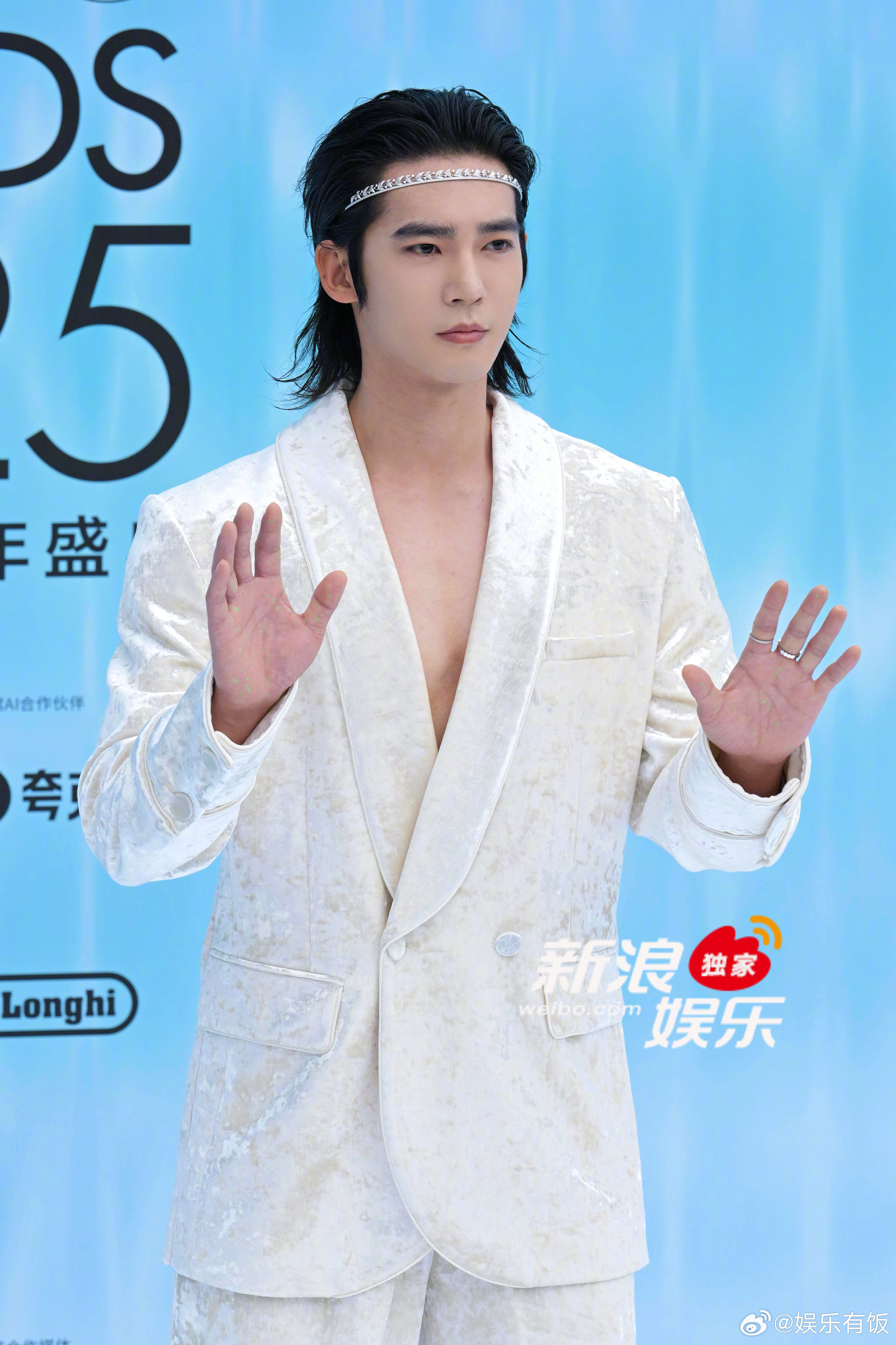 于适白色真空西装于适的胸肌藏不住了亮相ELLE红毯，白色真空西装，胸肌太sex