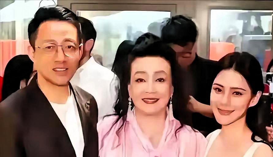 兰姐七十，她很拼，直播间里，努力卖货，儿子小菲，四十多岁，直播时，说出那些话，他