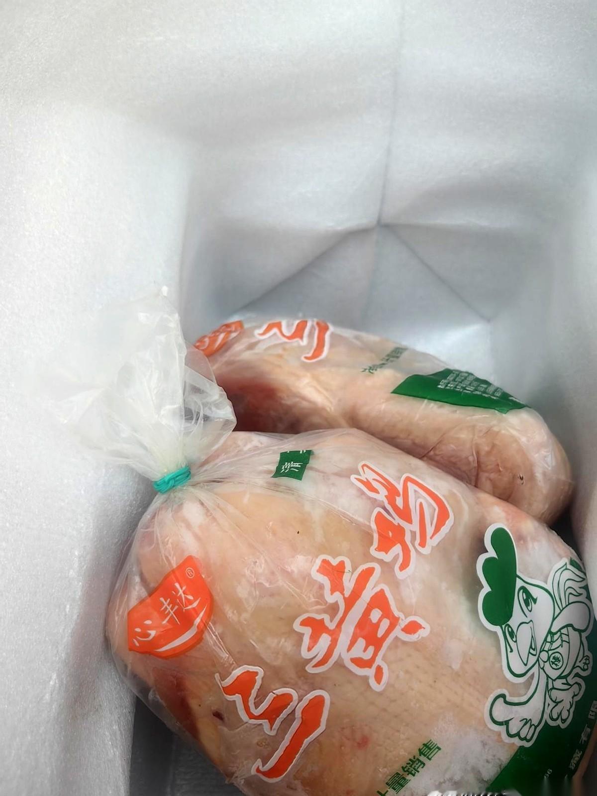门外有人喊，是好心人寄来的两大块肉，还带着冷气。我伸手去接，指尖碰到冰凉的包装