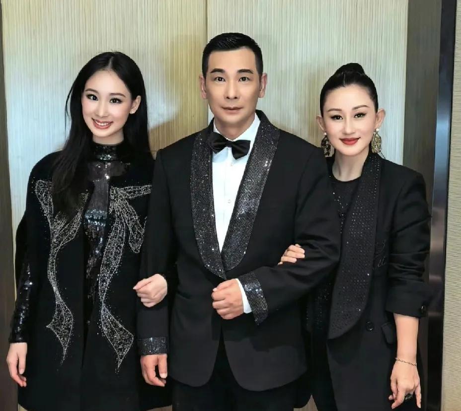 赵文卓大女儿，眼眶湿润了！8月26日，赵文卓在社交平台发文分享家庭温馨时刻，原
