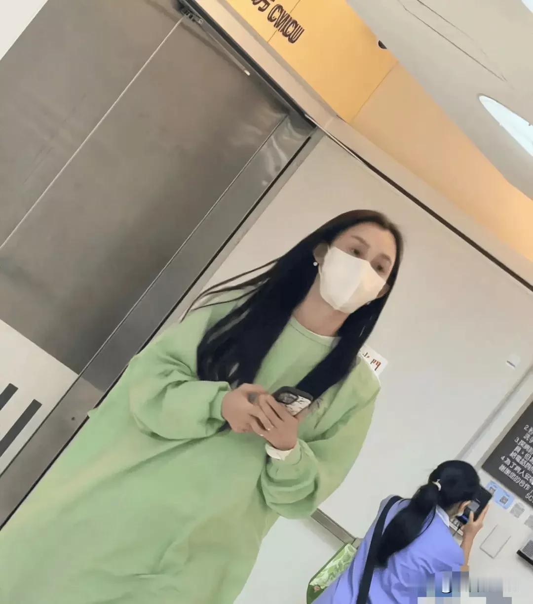 台媒拍到范玮琪16号一早就守在加护病房外，还没到探视时间就等在那，身上套着隔离衣