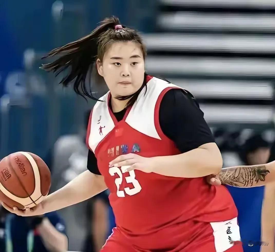 中国女篮热身赛输给澳大利亚后，不少人指责主教练宫鲁鸣没有将李梦和刘雨彤选进队内，