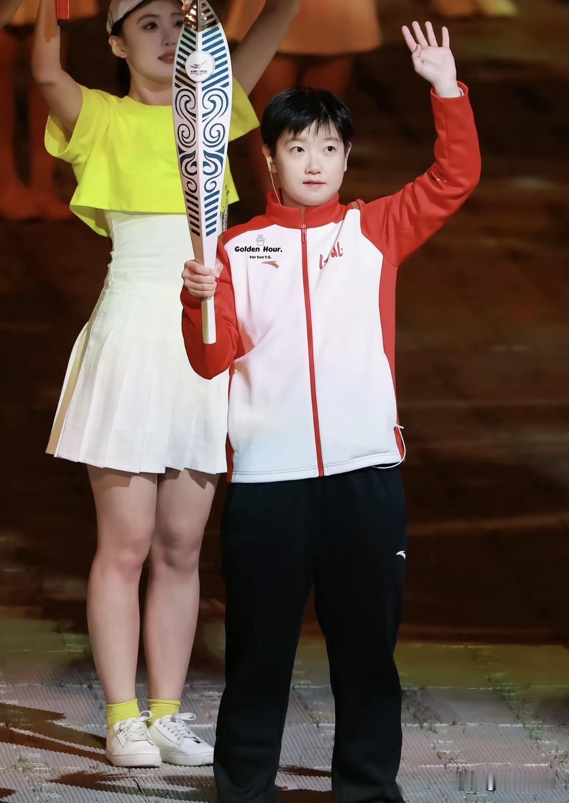 太可爱了，梁靖崑儿子找莎莎，爸爸和莎莎在一起时，爸爸也不香了，人见人爱的莎宝贝！