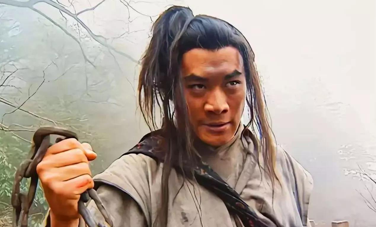 这张督监就是个二货，武松都下跪说“小人愿执鞭坠镫，服侍恩相”他应该趁势收了武松