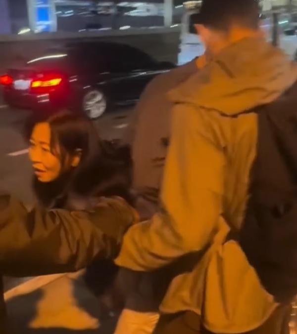 在国内那套脾气，到了美国机场真不好使31岁的林女士在洛杉矶机场准备和同事一起