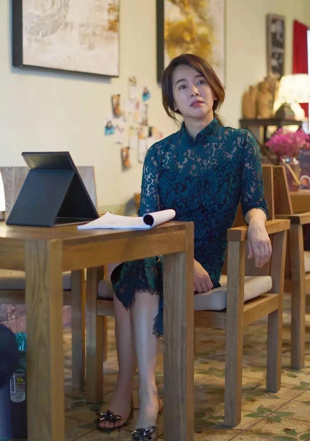 47岁左小青杀疯了！🔥墨绿色蕾丝旗袍=性感与优雅的天花板！💚这身