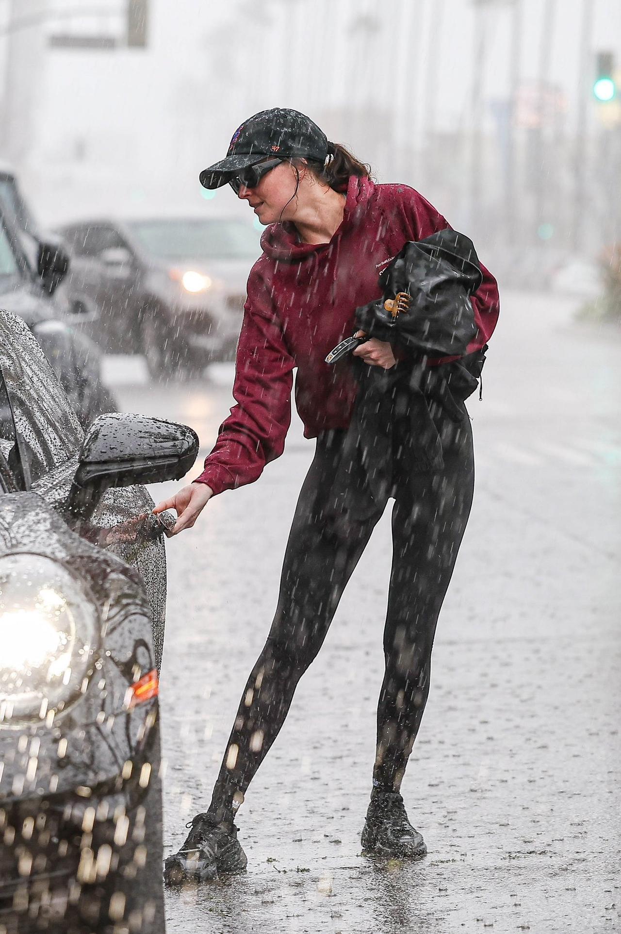 02-16|有人看到达科塔·约翰逊离开位于加利福尼亚州斯图迪奥城的特雷西·安