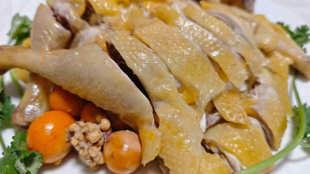 原汁原味的清蒸本地白切鸡，锁住鸡肉本身的鲜甜，清淡又可口。[爱心][滑稽笑]这