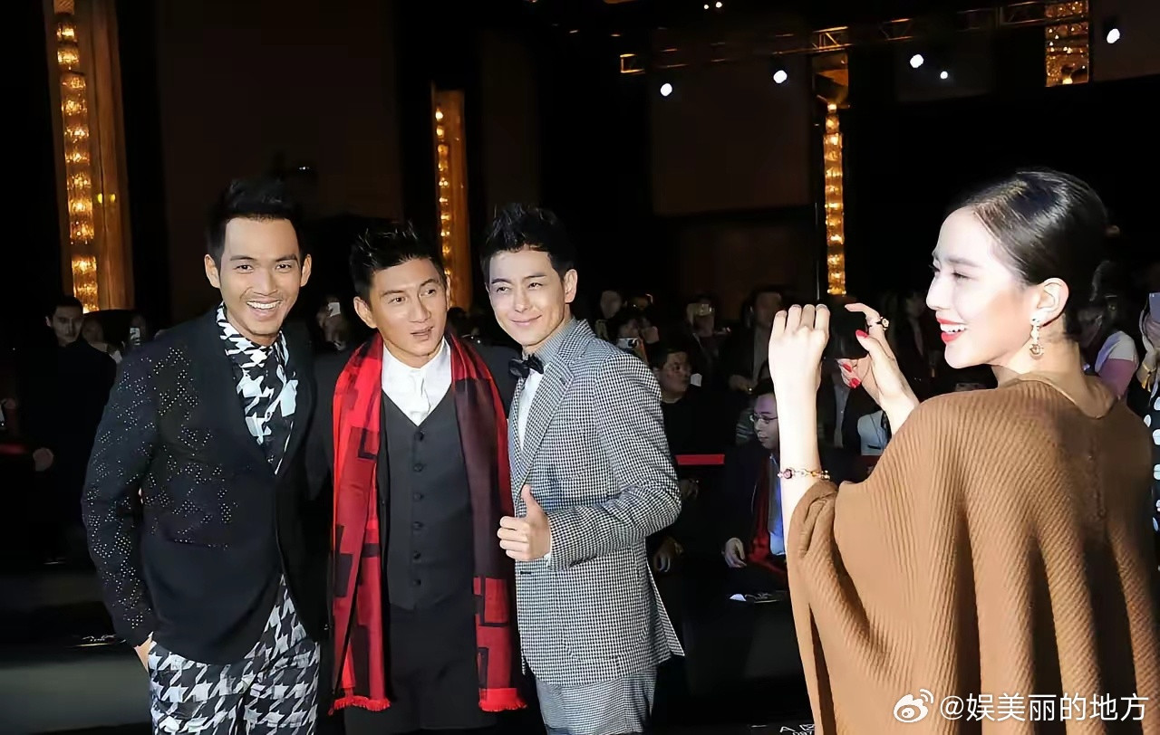 吴奇隆：你快拍啊！刘诗诗：哈哈哈……我不好意思看你们！吴奇隆：这有什么不好意思的