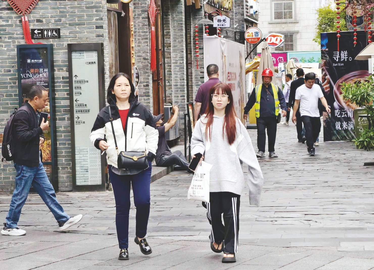 多地气温“跳水” 南宁街头现“四季混搭”