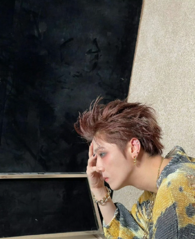 鹿晗被禁止关注的前一天，分享烟熏妆、黑指甲照片，配文三把火