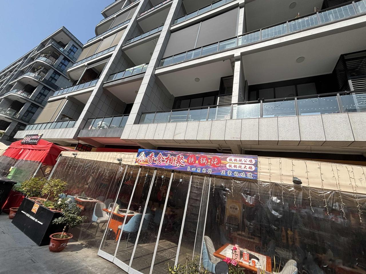 “心怎么这么大！”广东，一老人一手抱小孩，一手刷手机，结果快要下楼梯时脚下一滑，