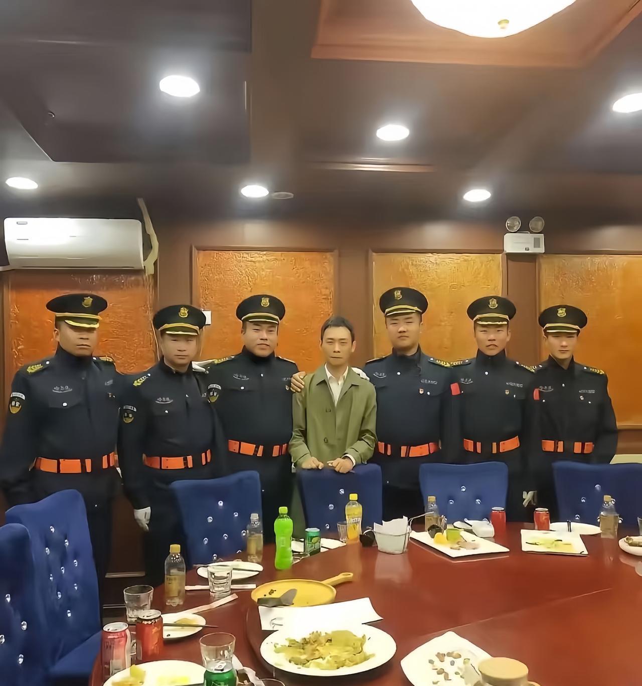 这恐怕是张译最不想看到的照片吧表情看上去就不大愿意，他甚至为了不被