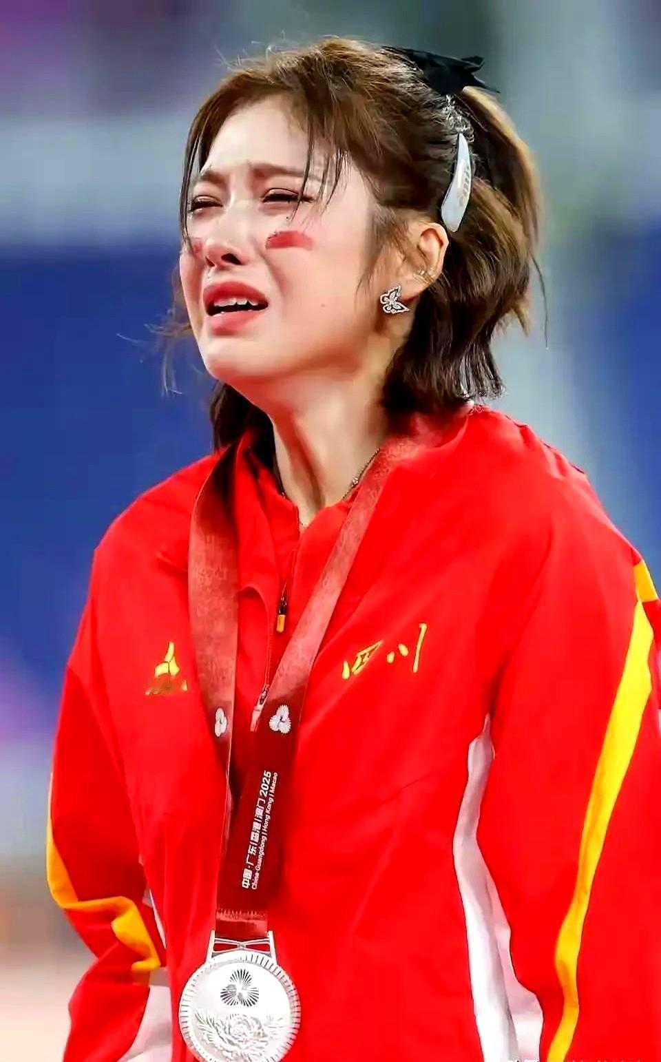 全运会12秒85拿了银牌，吴艳妮赛后挺失落的。这不，人又回到了南宁三塘基地冬