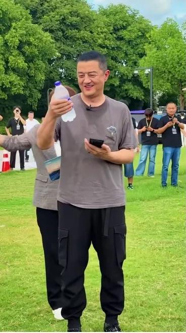 李亚鹏年轻的时候帅的没边了！连瞿颖，周迅这样大美女都拜倒在他的脚下，可见当年的李亚鹏帅的不一般。最后