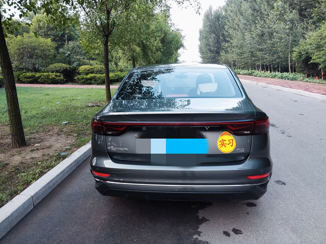 后备箱空间蛮大的帐篷，折叠座椅，烧烤架，水桶，还有一个行李箱都能装下，够用了！