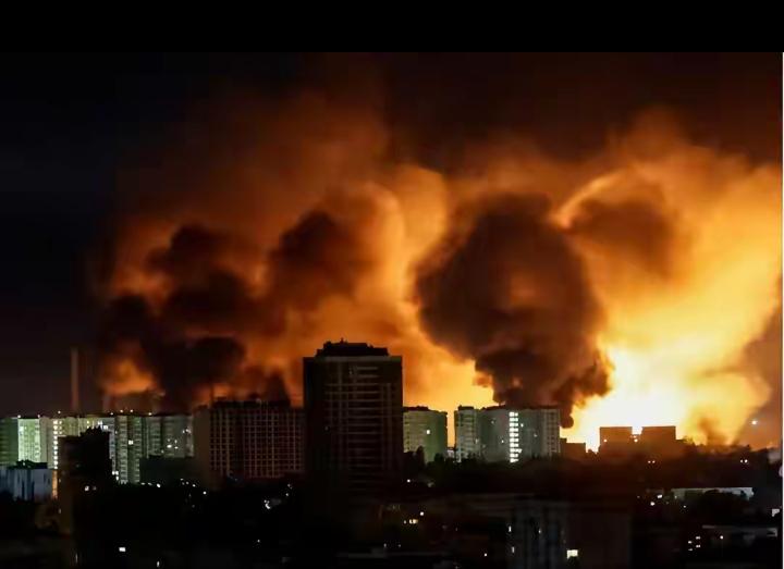 俄军导弹袭击基辅，乌克兰局势再升级基辅再度笼罩在黑暗之中，俄军一轮猛烈的打