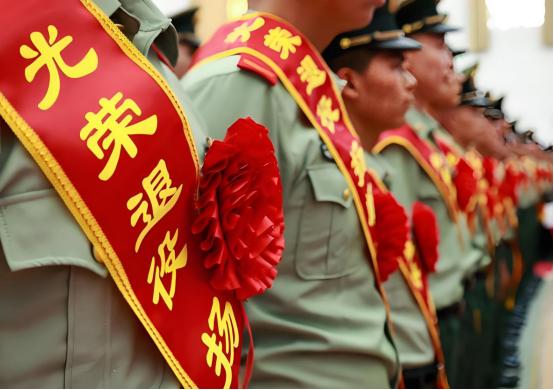 退伍是青春折痕，退役是人生转向：当兵两年的他和二十年的他走向何方？